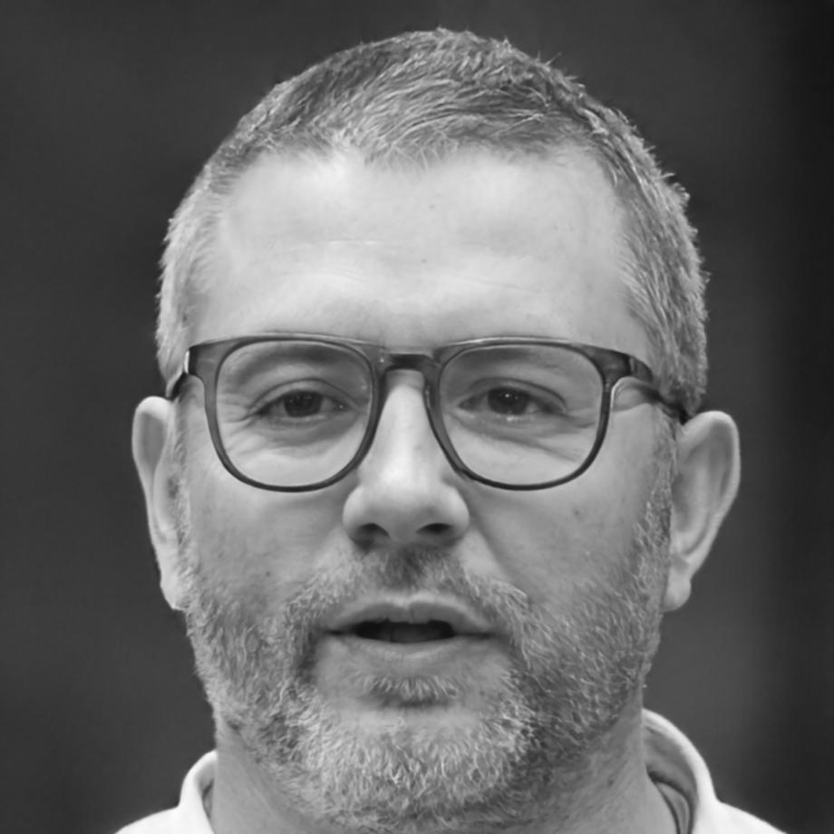 Dr. Marcus Weber, Finanzanalyst und Kursleiter